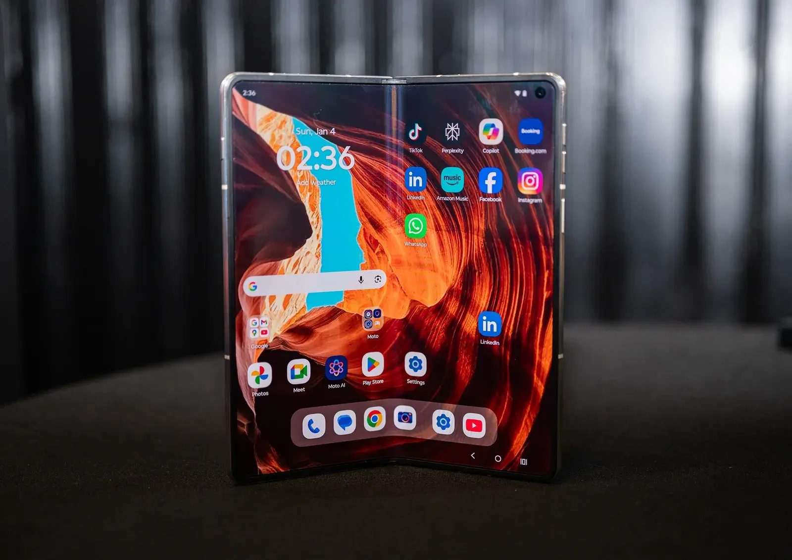 Motorola'dan kitap gibi telefon: Razr Fold